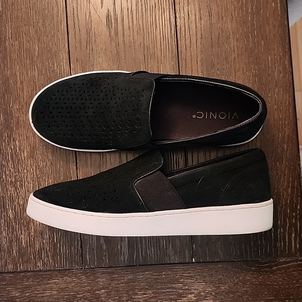 Womens Vionic Kani suede shoes. Great condition
